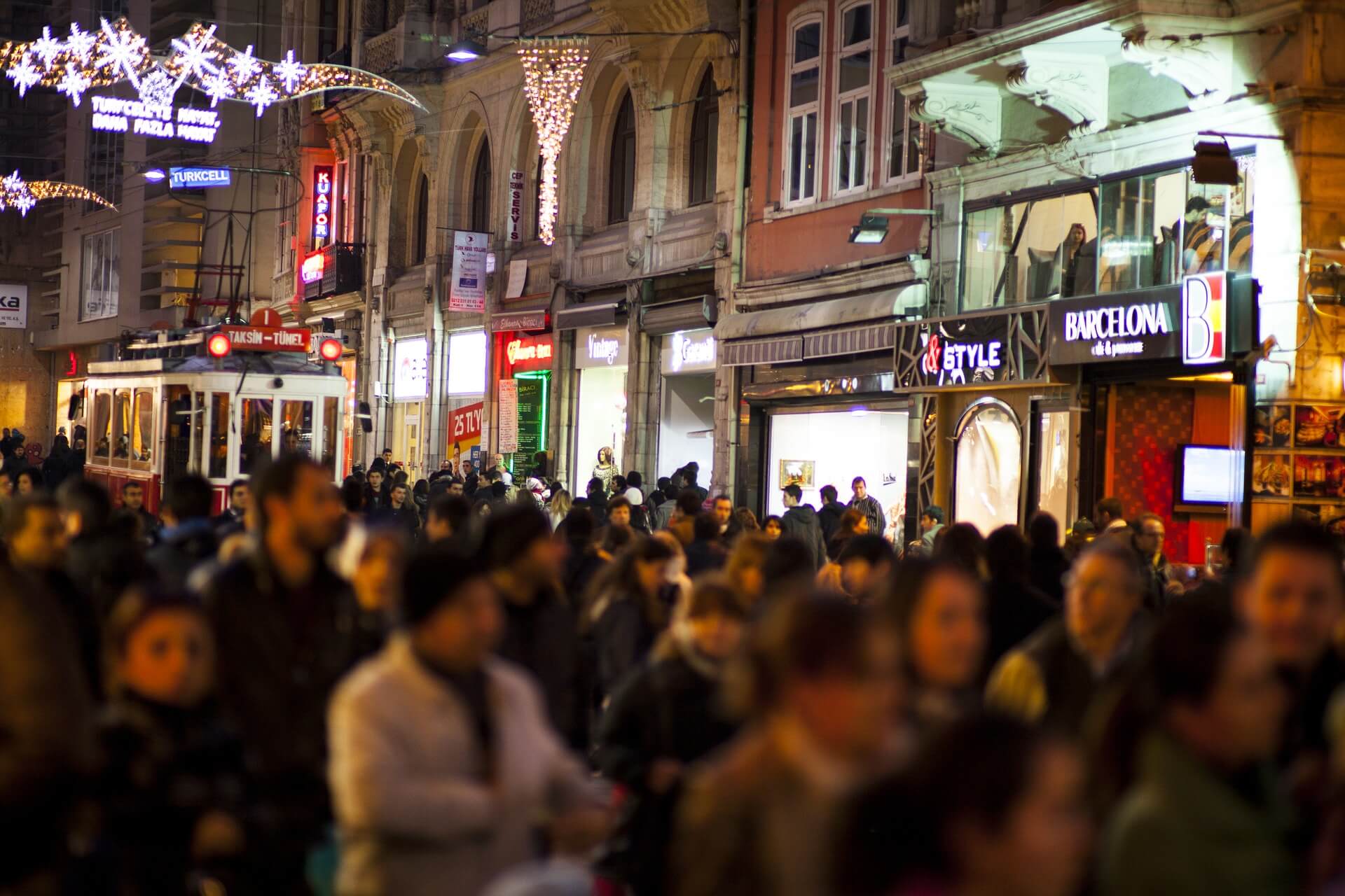 التسوق في اسطنبول - شارع الاستقلال في اسطنبول
