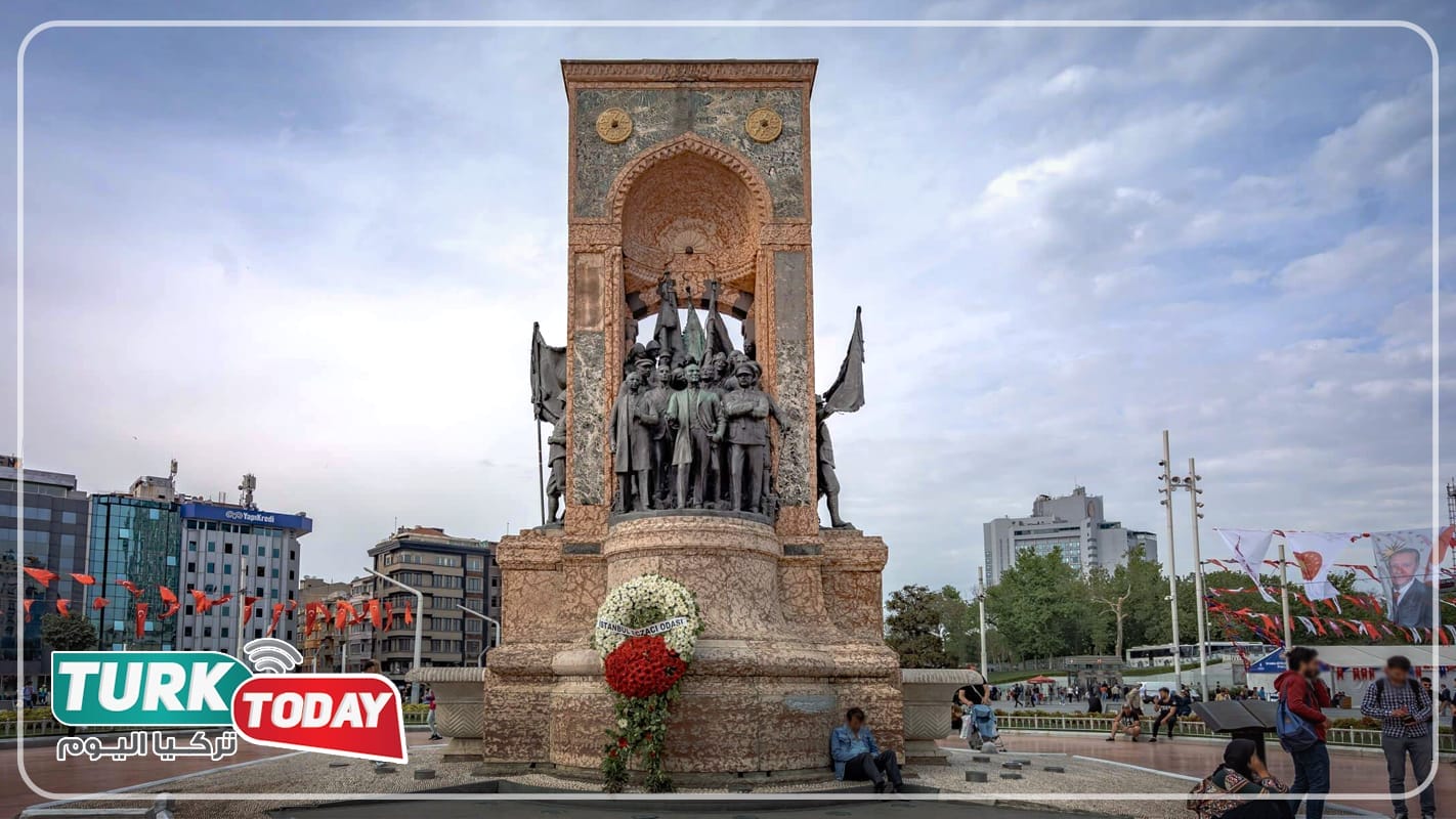 نصب الجمهورية في ميدان تقسيم باسطنبول
